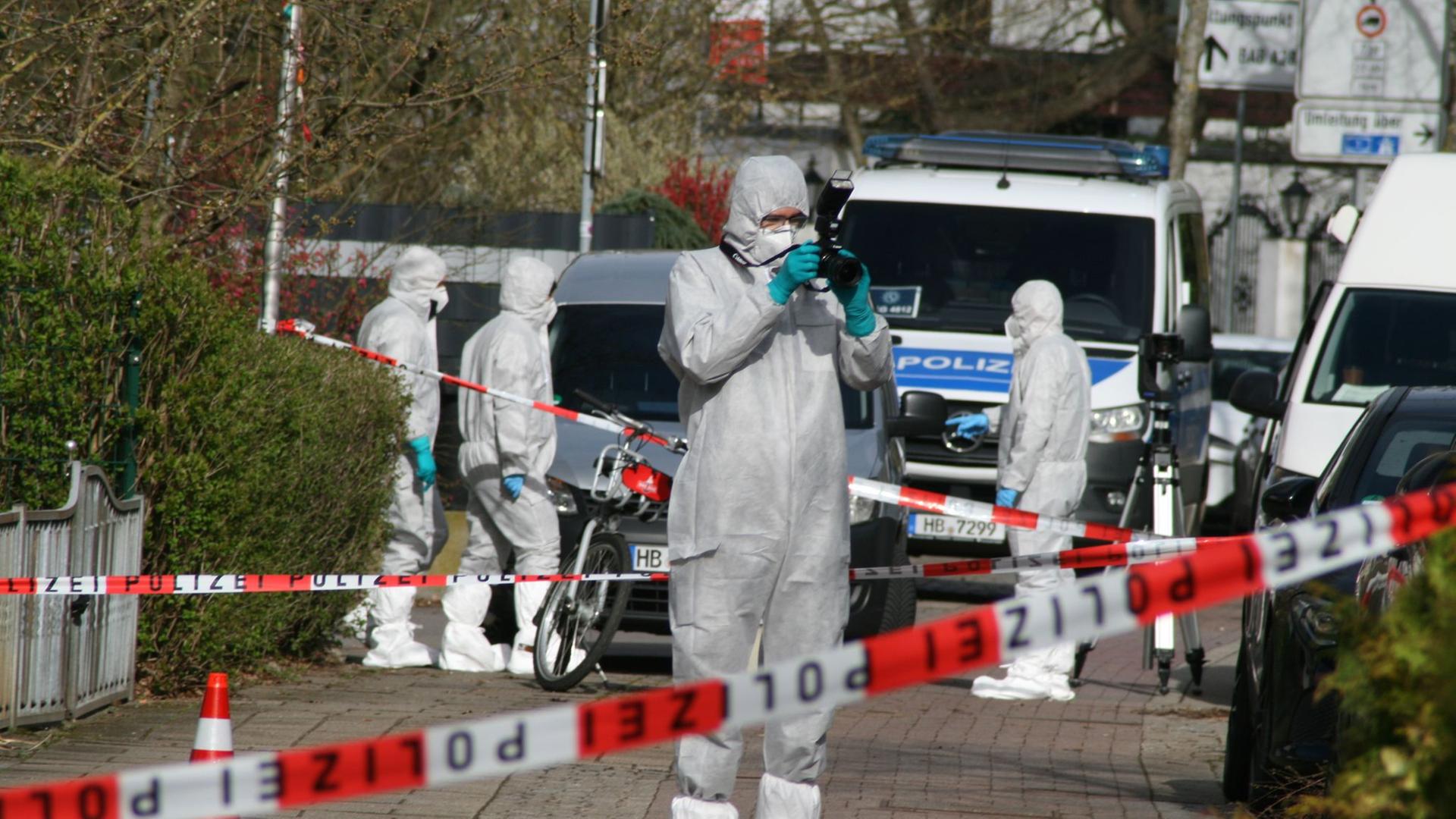 Ein 60-Jähriger wurde schwer verletzt. Er hatte Schusswunden in beiden Beinen. | dpa/ Kai Moorschlatt 