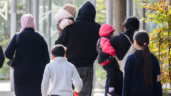Geflüchtete verlassen die Landesaufnahmebehörde Niedersachsen am Standort Braunschweig.