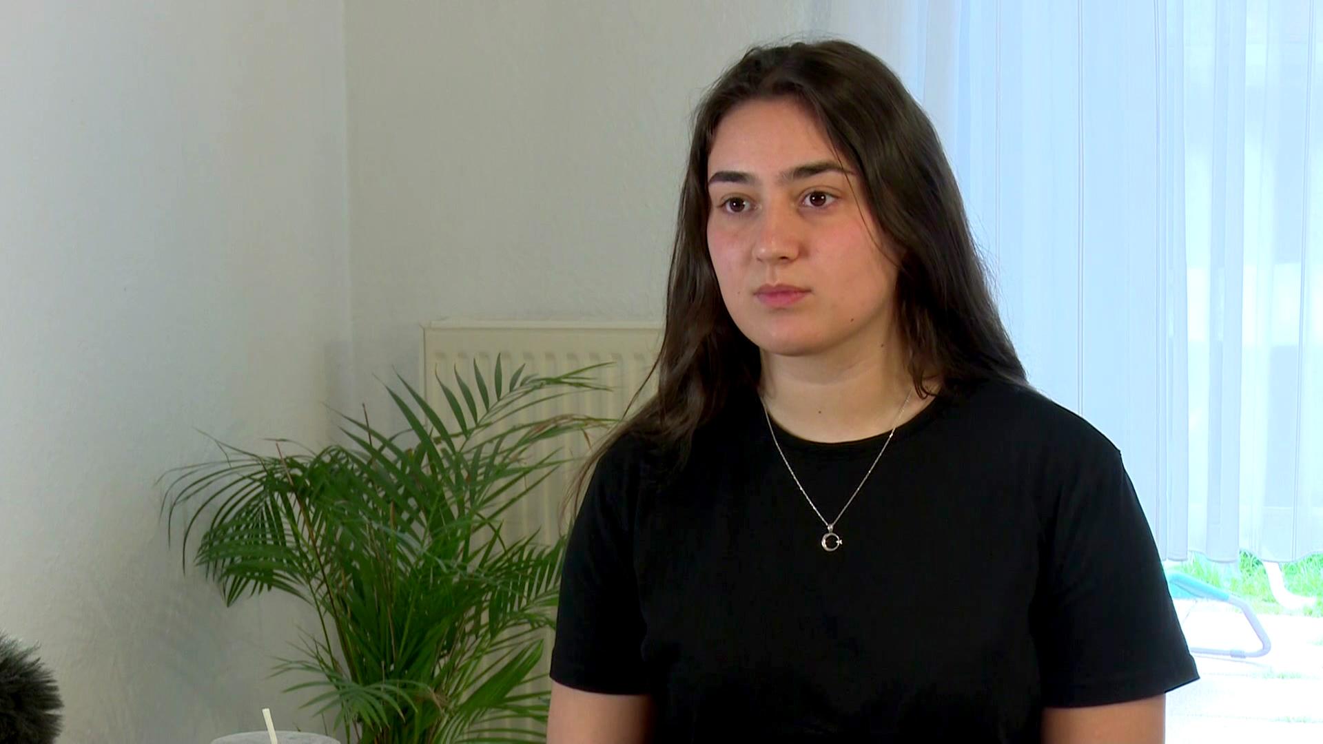 Das Bild zeigt Schülerin Sanem Arduc während eines Interviews. | NonstopNews