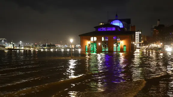 Das Wasser der Elbe wird bei einer Sturmflut auf den Hamburger Fischmarkt gedrückt.