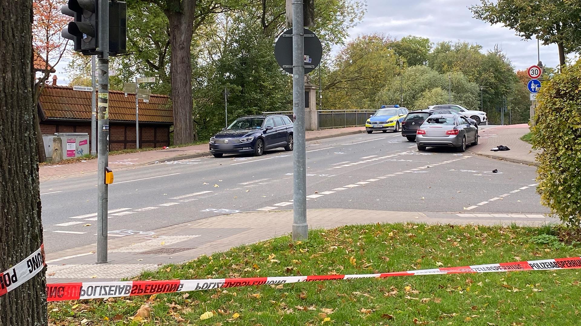 Autos an einer Einsatzstelle in Neustadt am Rübenberge. | NDR, Max Altstadt