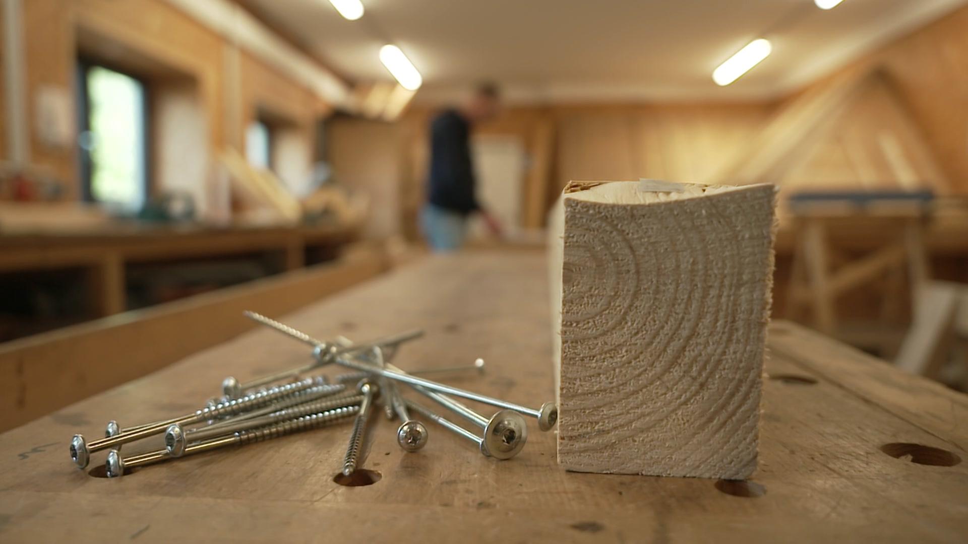 Holz und Nägel auf einem Tisch | NDR Screenshots