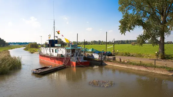 Das Theaterschiff "Batavia" auf der Wedeler Au darf sich über jährlich 4.000 Euro mehr Fördergeld freuen. | Picture-Alliance / Hafen-Fotos.de, Petra Schumacher Das Theaterschiff "Batavia" auf der Wedeler Au.