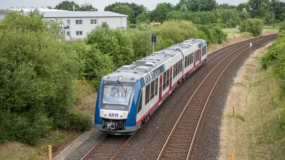Länger als ein Jahr war die AKN-Strecke für die Bauarbeiten gesperrt. | NDR Ein Zug der AKN bei Henstedt-Ulzburg.