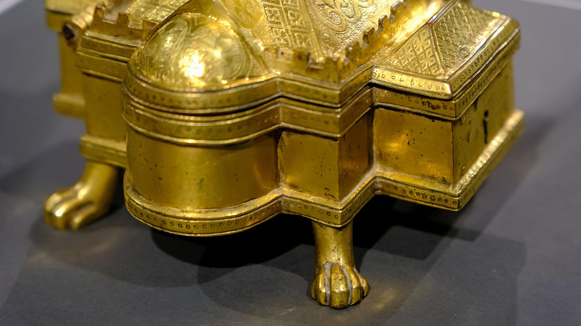 Füße im Mittelpunkt: Neue Schau im Dommuseum Hildesheim