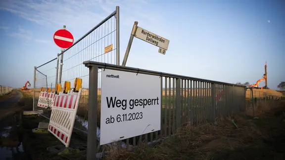 Heide: Ein Straßenschild "Norderwöhrden Dellweg" ist an der Baustelle für das geplante Northvolt-Gelände zu sehen.