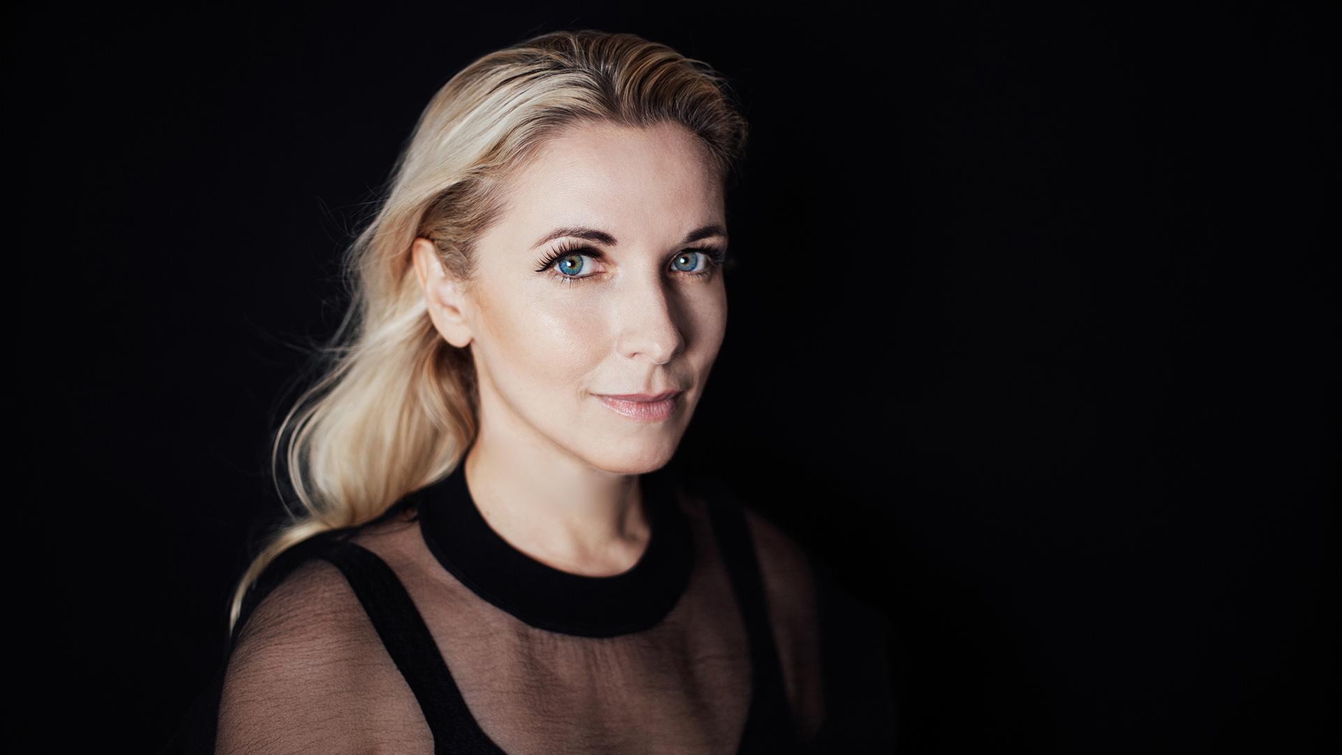 Portrait der Pianistin Tamara Stefanovich vor schwarzem Hintergrund | Sihoo Kim