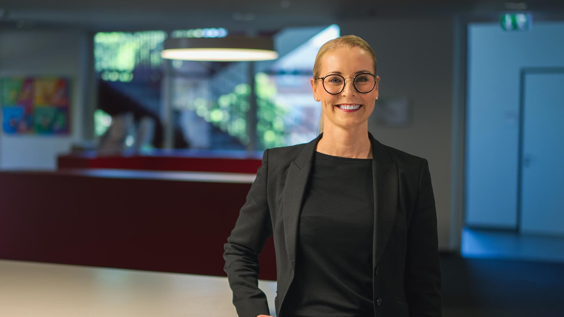 Julia Fürst, Verbandsgeschäftsführerin von aha, im Porträt.  Verbandsgeschäftsführerin aha | Aha