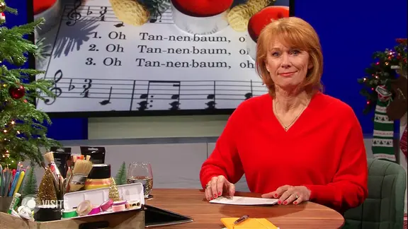 Vera Cordes moderiert Visite im weihnachtlich dekorierten Studio.