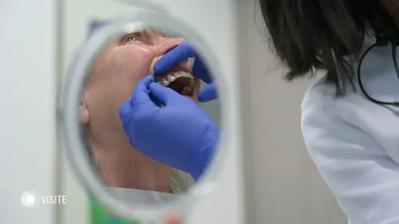 Eine Person bei der Zahnreinigung.