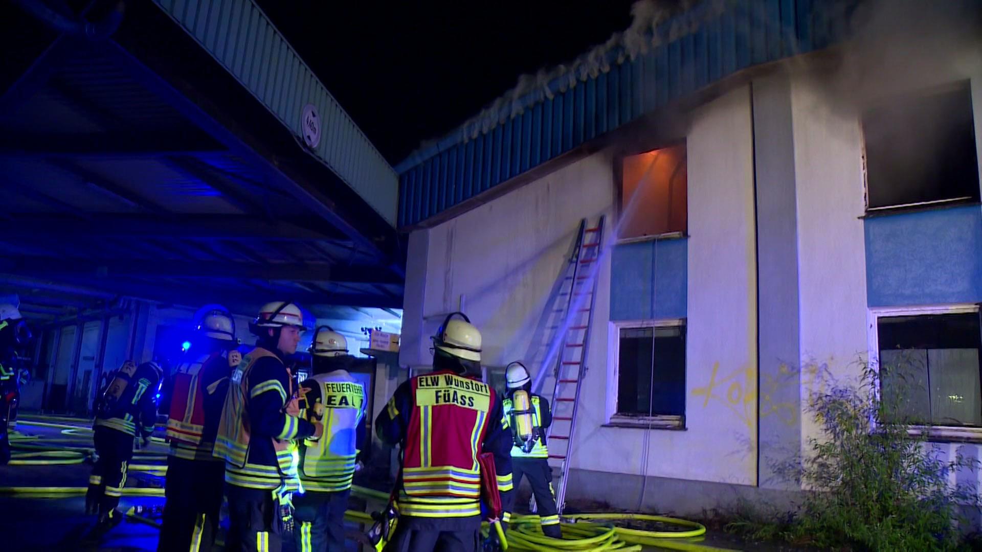 Großeinsatz in Wunstorf: Brand in altem Industriekomplex aus