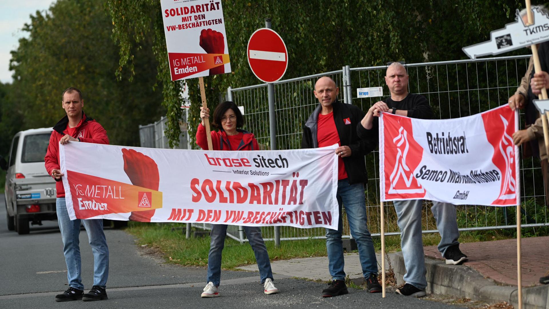 Proteste beim VW-Werk Emden. | dpa, Lars Penning