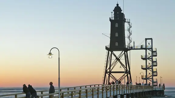 Der Leuchtturm Oberfeuer Eversand mit Seebrücke in Dorum im Kreis Cuxhaven