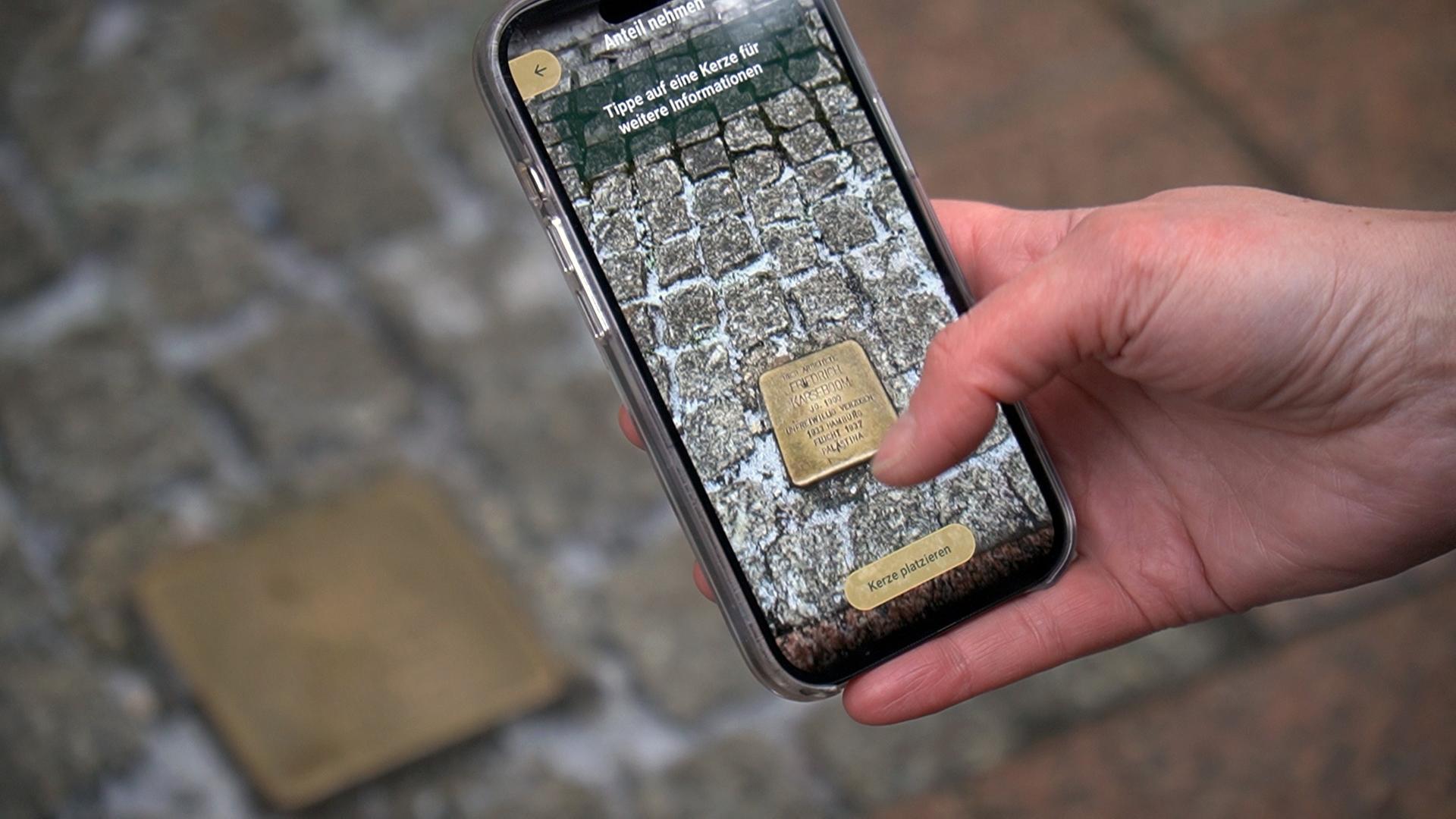 Wismar und Greifswald: Stolpersteine-App vorgestellt