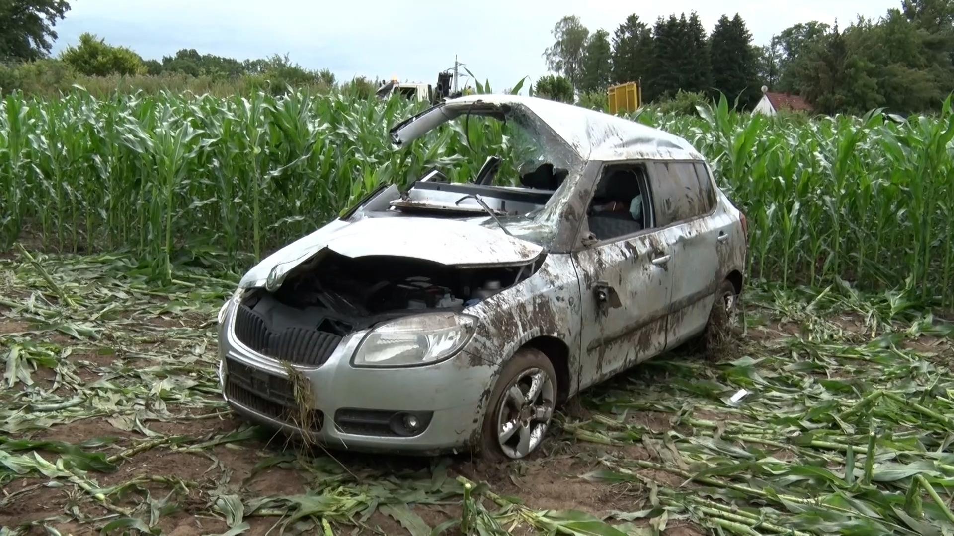 Das Bild zeigt ein Unfallwrack in einem Maisfeld nahe Essen. | Nord-West-Media TV