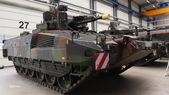 Kriegspanzer in einer Lagerhalle