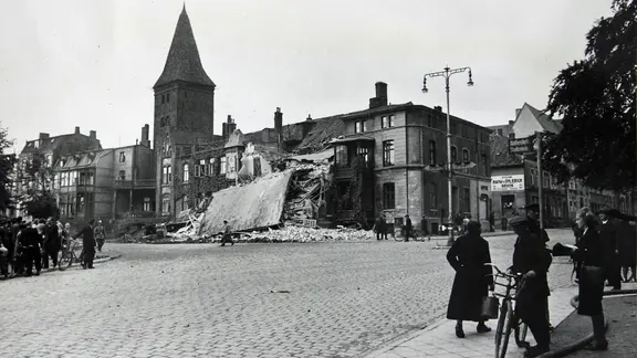 Ehemalige Adolf-Hitler-Straße am Altwismartor, um 1945 (Archiv der Hansestadt Wismar)