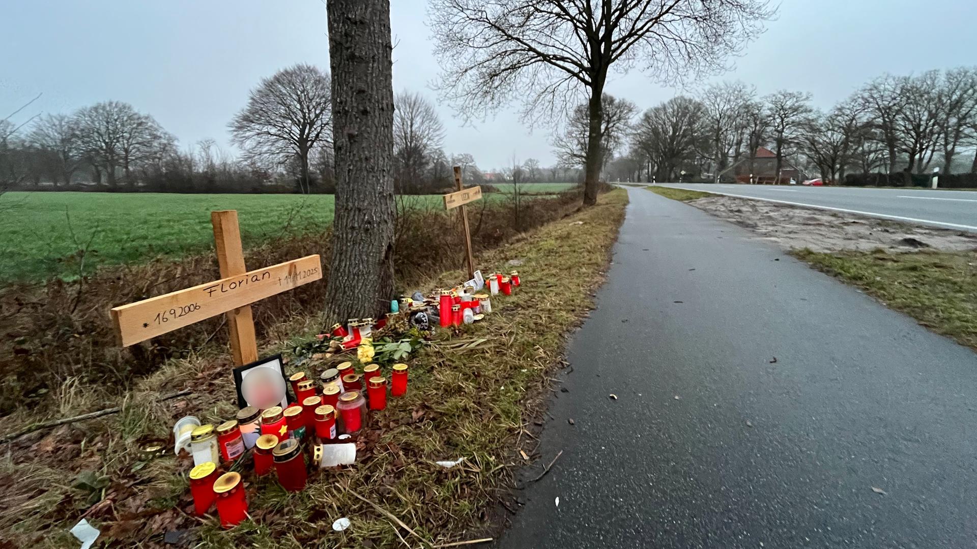 Zwei Kreuze erinnern an der Unfallstelle an der B436 bei Friedeburg an die beiden Toten.  | NDR, Frank Jakobs