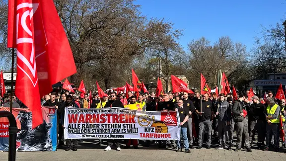 Mitarbeiter der KFZ-Branche bei einer Kundgebung der IG Metall in Hannover