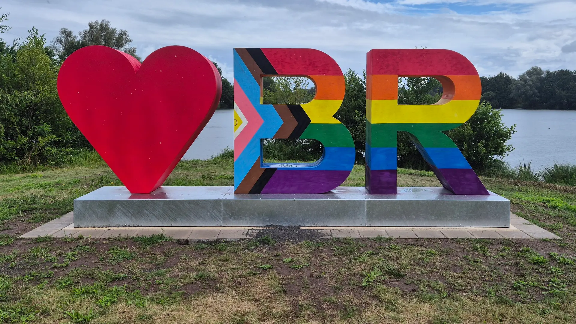 Staatsschutz ermittelt: Hakenkreuze an Regenbogen-Skulptur