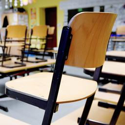 Ein leeres Klassenzimmer in einer Schule. Stühle hochgestellt auf Tischen.