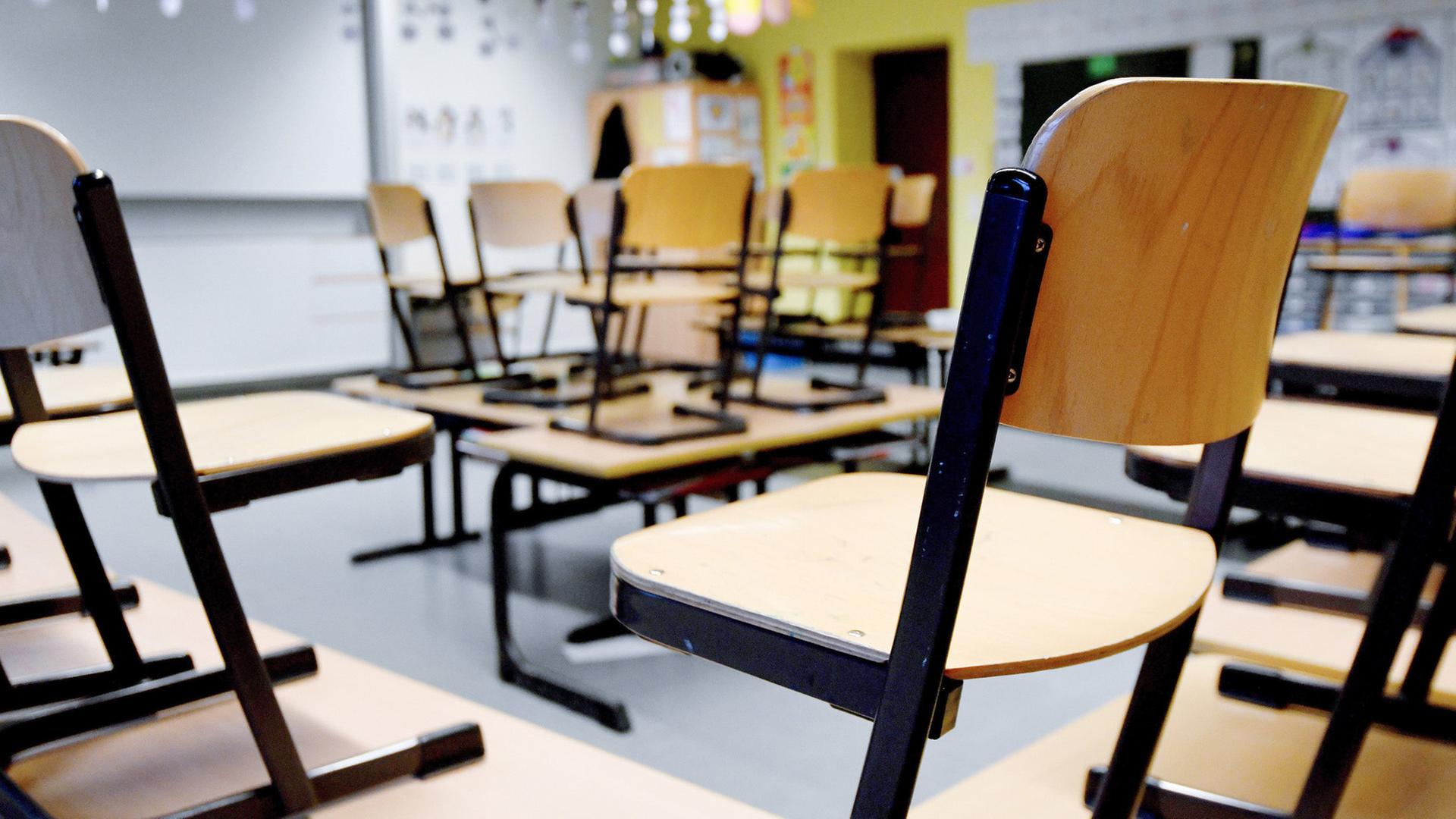 Ein leeres Klassenzimmer in einer Schule. Stühle hochgestellt auf Tischen. | picture alliance/dpa | Caroline Seidel, picture alliance/dpa | Caroline Seidel