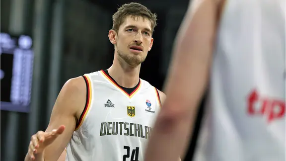 Tibor Pleiss im Trikot der deutschen Basketball-Nationalmannschaft