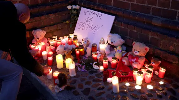 Vor der Trauerfeier für Fabian platzieren die Teilnehmer Kerzen und Souvenirs vor der Marienkirche. | Bernd Wüstneck/dpa Vor der Trauerfeier für Fabian platzieren die Teilnehmer Kerzen und Souvenirs vor der Marienkirche.