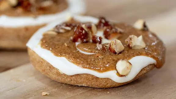 Ein Brötchen mit Frischkäse, Mandelcreme und gerösteten Mandeln | NDR, Claudia Timmann Ein Brötchen mit Frischkäse, Mandelcreme und gerösteten Mandeln