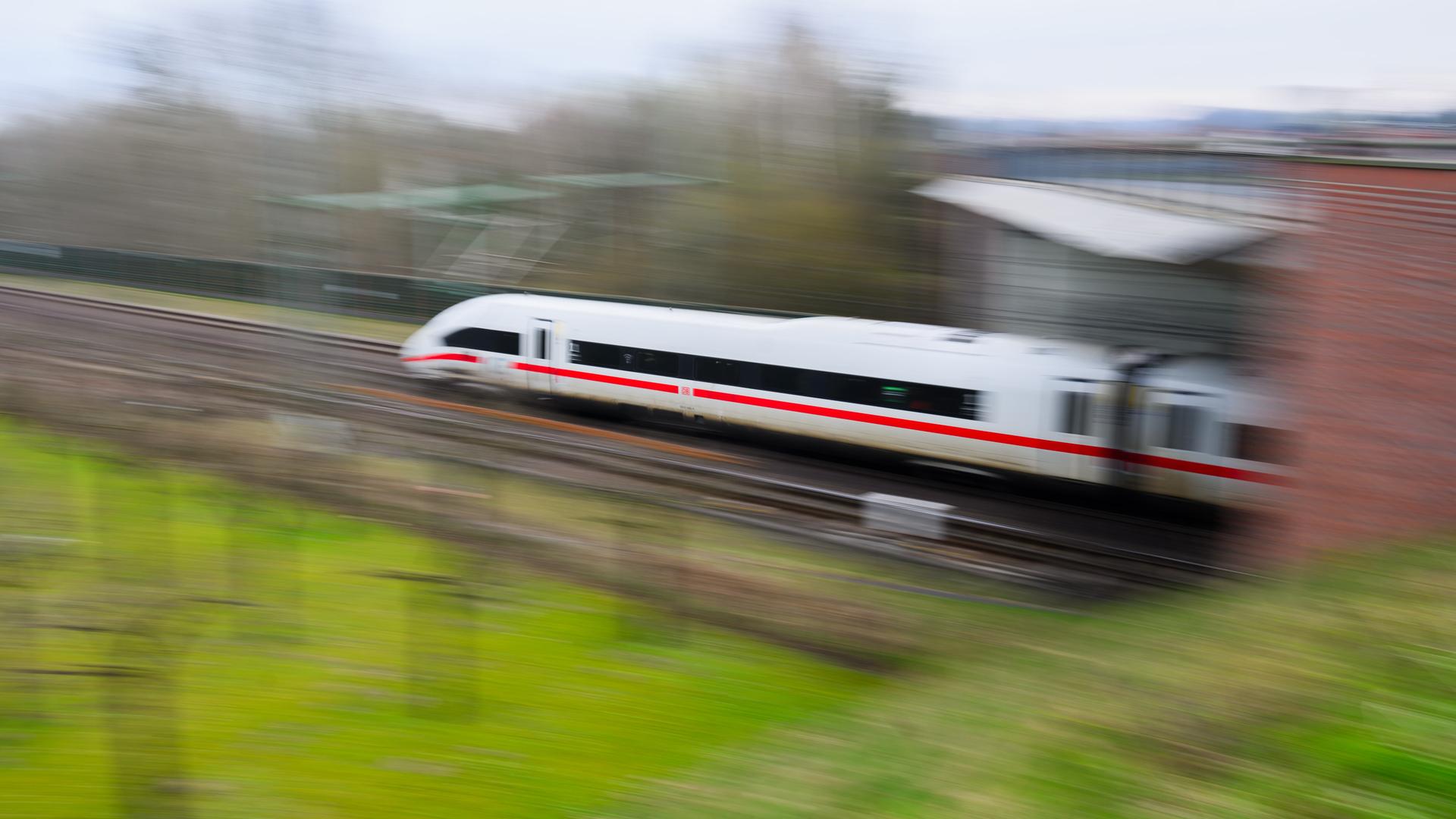 Ein ICE fährt auf der Bahntrasse zwischen Hannover und Hamburg. | picture alliance/dpa, Julian Stratenschulte