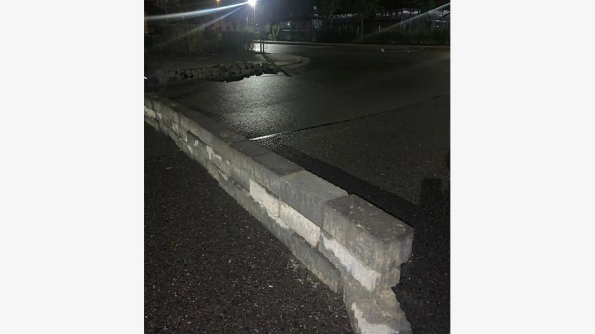 Nächtliche Bauaktion: Wer hat auf der Straße eine Mauer errichtet?