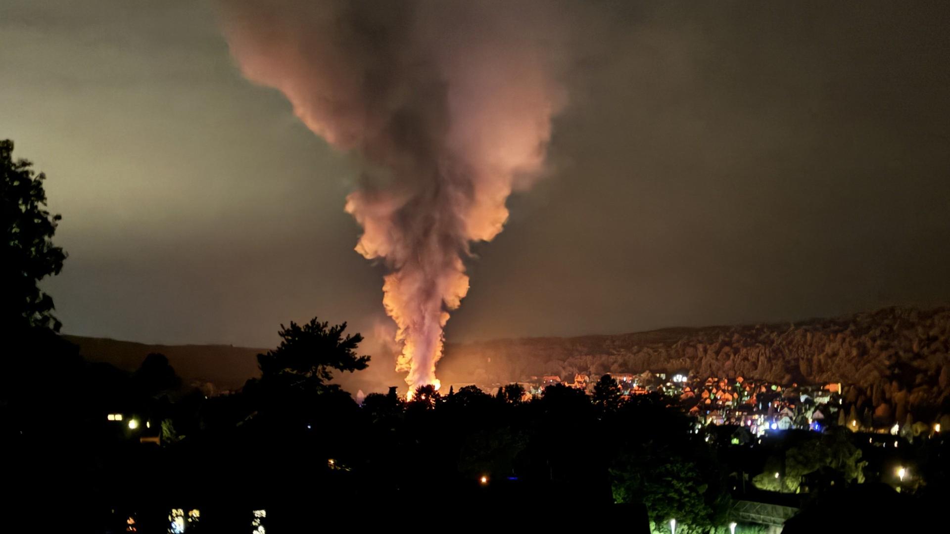 Blick auf Hann. Münden und einer große Rauchsäule mitten in der Stadt, die durch einen Großbrand auf dem Gelände einer ehemaligen Fabrik entstand.  | NDR