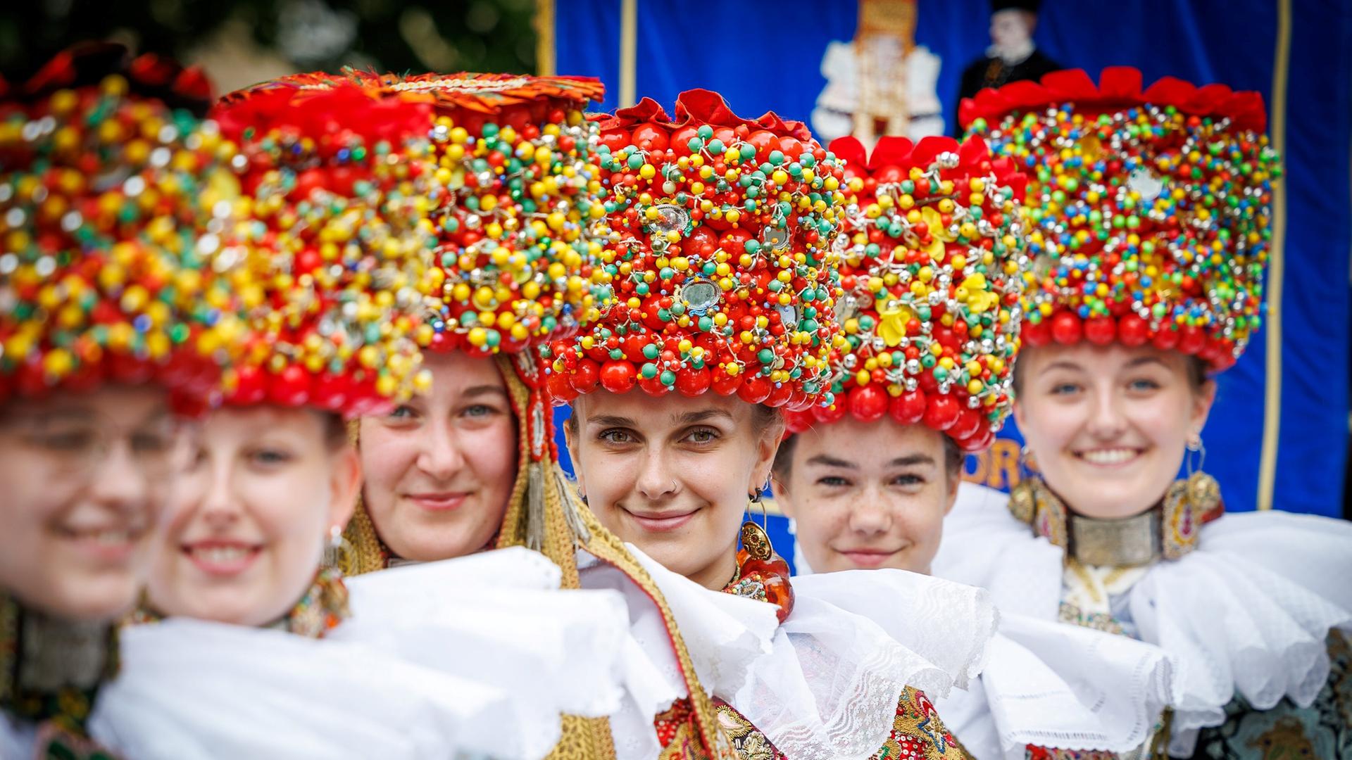 Mitglieder einer Trachtengruppe tragen beim Tag der Niedersachsen 2025 traditionelle Kleidung. | picture alliance/dpa-Bildfunk, Friso Gentsch