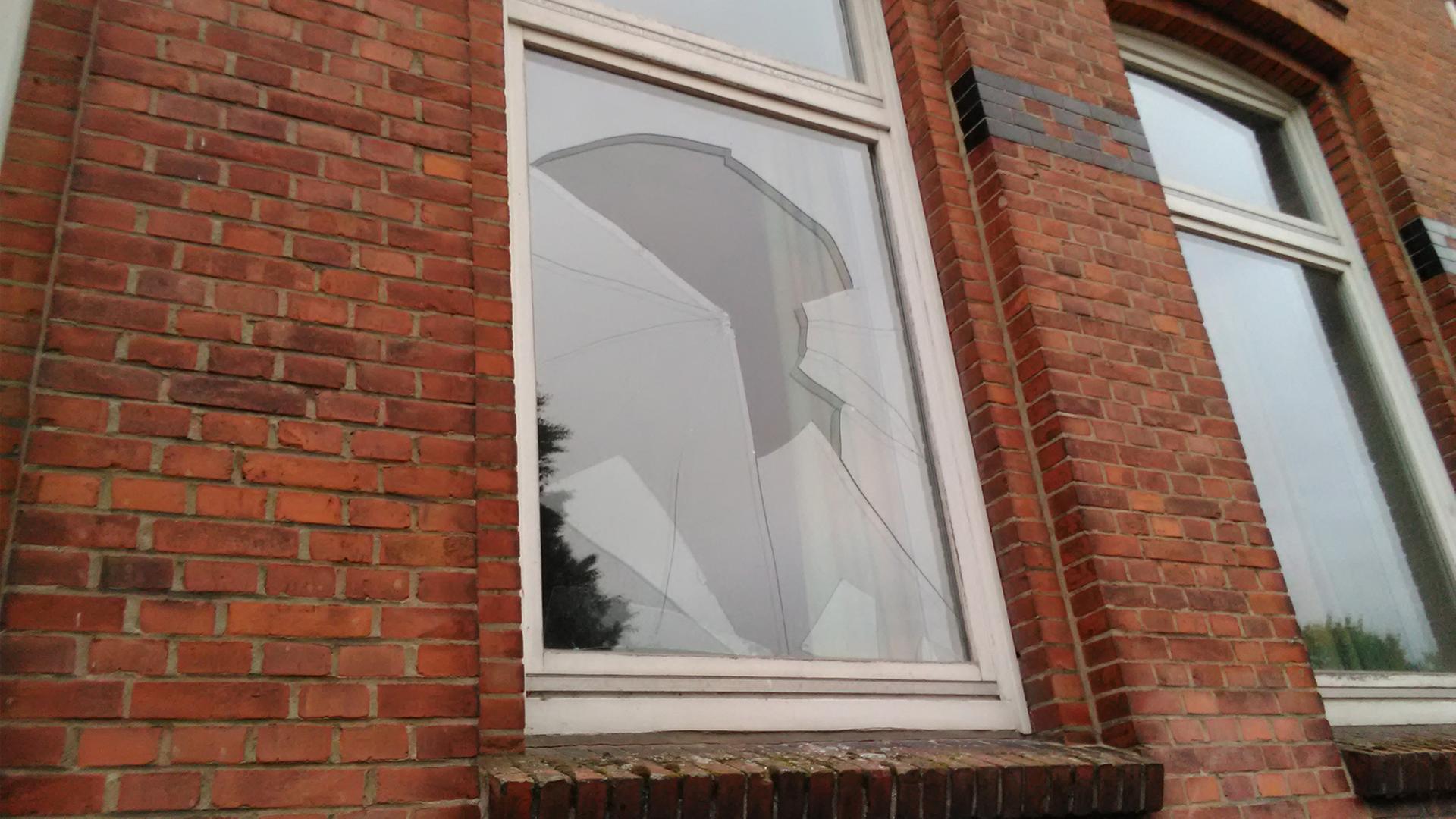 Zerstörtes Fenster der Klaus-Groth-Schule in Heide | Klaus-Groth-Schule