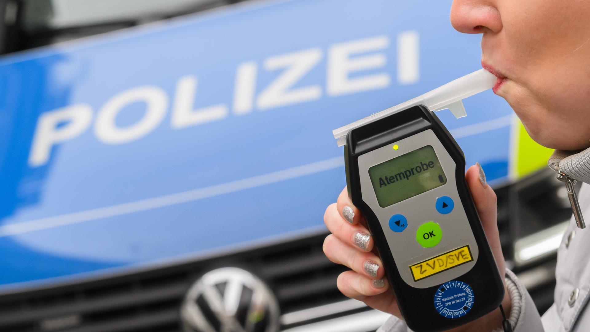 Eine Frau macht einen Alkoholtest. | picture alliance/dpa | Julian Stratenschulte