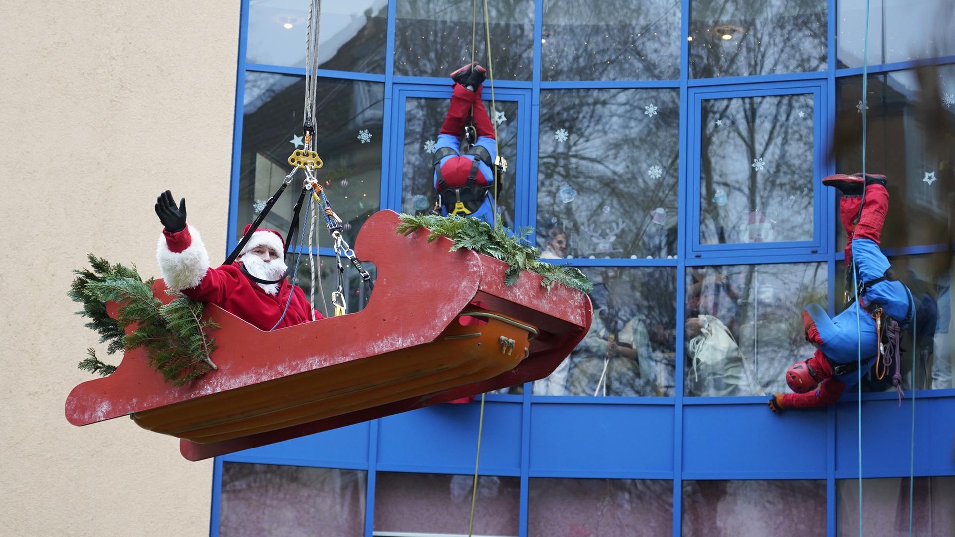 Nikolaus und Superhelden überraschen Kinder in Rostock