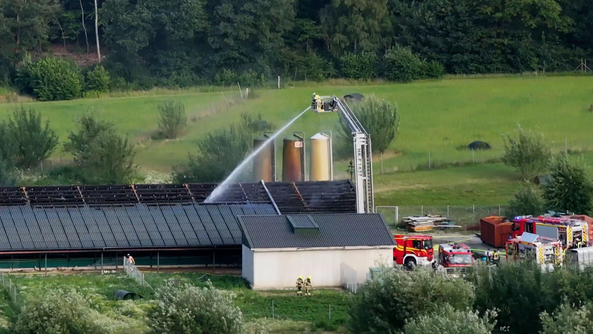 Die Feuerwehr löscht einen landwirtschaftlichen Betrieb. | News5