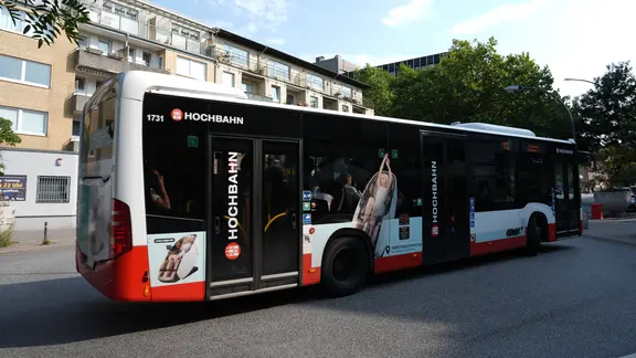 Ein Linienbus der Hochbahn fährt durch den Stadtteil Eimsbüttel.