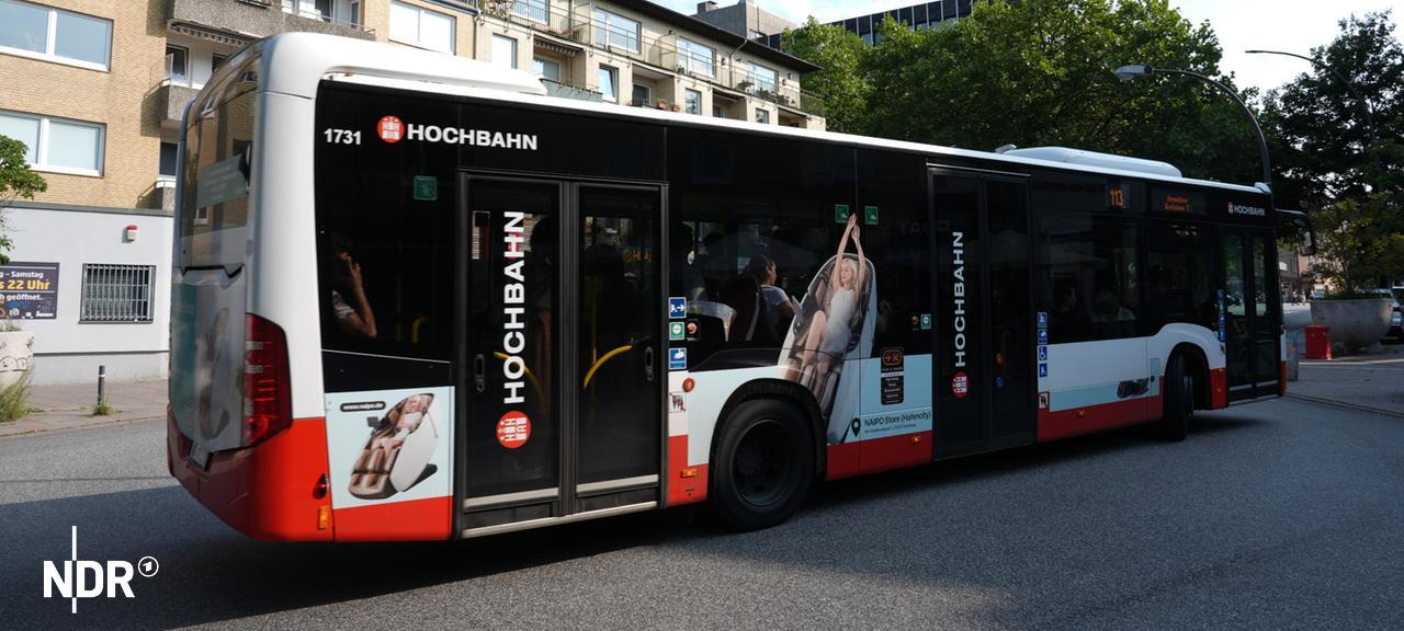 Ein Linienbus der Hochbahn fährt durch den Stadtteil Eimsbüttel. | picture alliance/dpa, Marcus Brandt Ein Linienbus der Hochbahn fährt durch den Stadtteil Eimsbüttel.