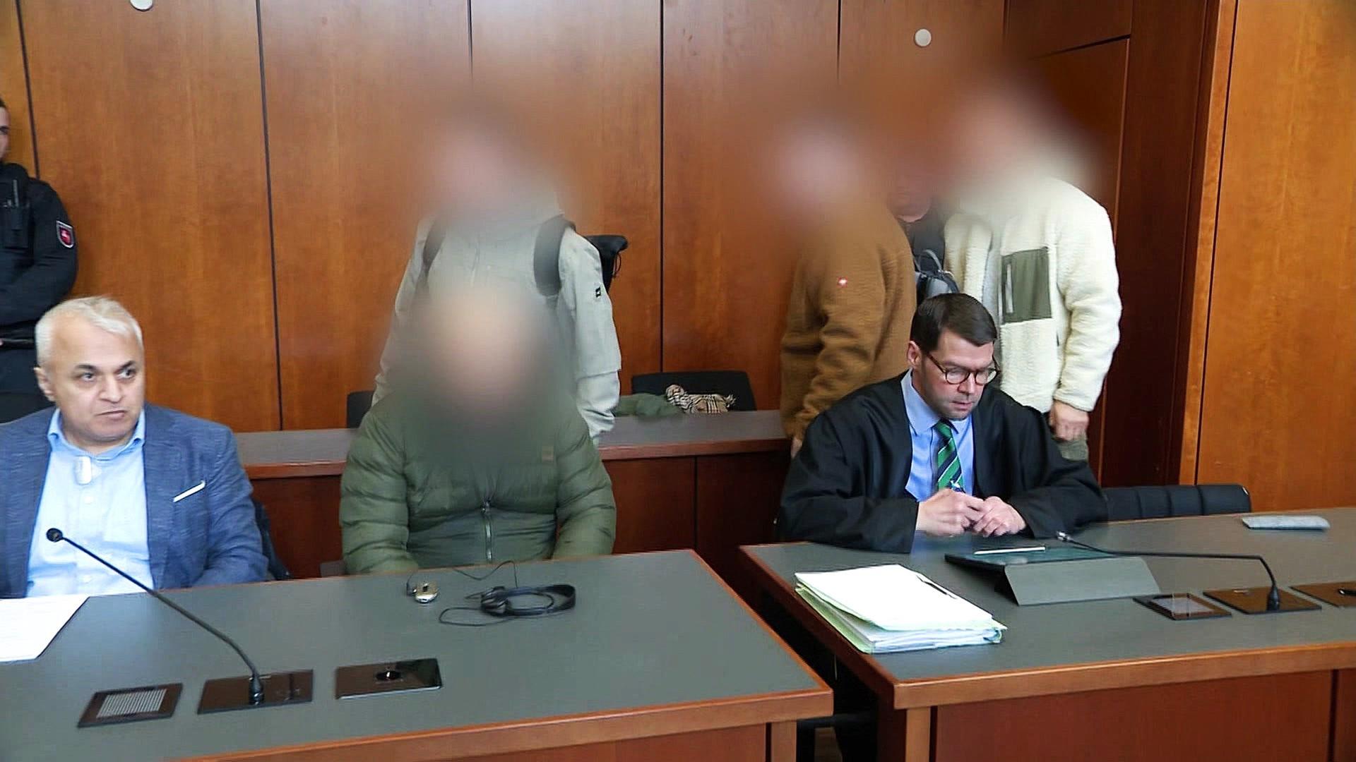 Der Beschuldigte im Fall Liana K. in Friedland sitzt mit seinem Anwalt in einem Saal das Landgerichts Göttingen. | NDR