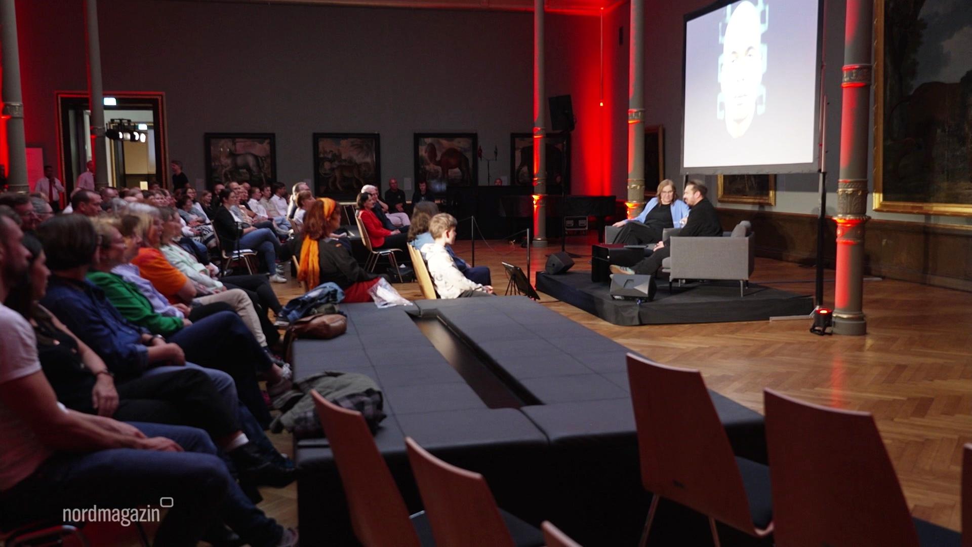 Szene von dem NDR Podcast live in Schwerin. | Screenshot