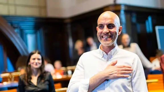 Belit Onay ist als OB wiedergewählt. | dpa-Bildfunk, Michael Matthey Belit Onay (Bündnis 90/Die Grünen), Oberbürgermeister der Stadt Hannover jubelt.
