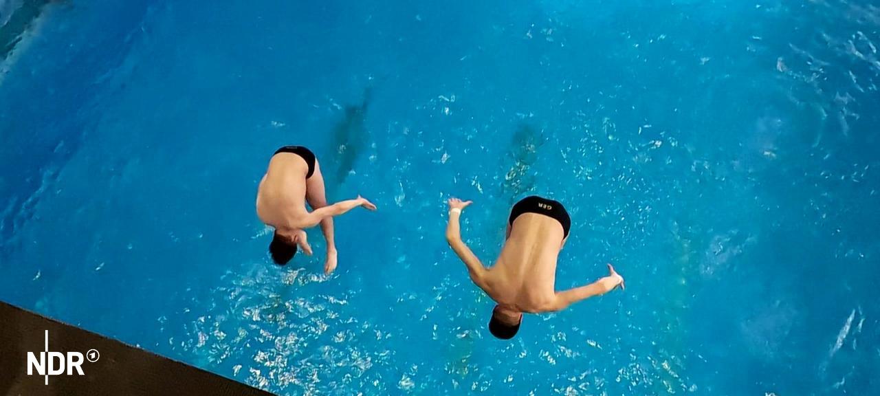 Zwei Wasserspringer springen ins Tauchbecken. | Screenshot Zwei Wasserspringer springen ins Tauchbecken.