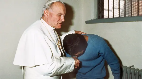 Der Türke Mehmet Ali Agca küßt Papst Johannes Paul II. die Hand.