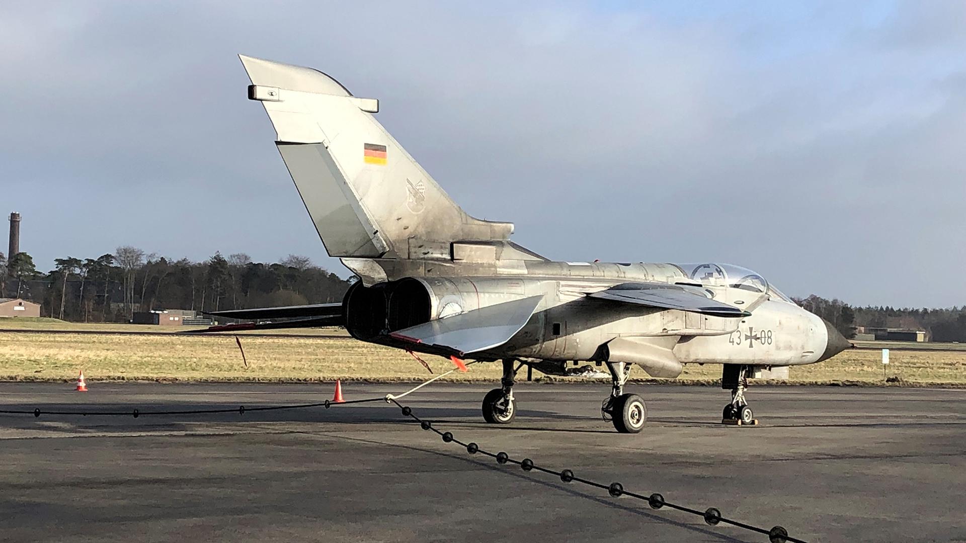 Ein Flugzeug der Luftwaffe auf dem Flughafen Upjever | NDR, Jutta Przygoda