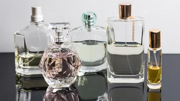 Mehrere Parfüm-Flaschen nebeneinander.