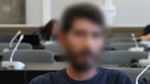 Ein Angeklagter sitzt in einem Gerichtssaal des Strafjustitzgebäudes in Hamburg. Er muss sich wegen Geiselnahme, Entziehung Minderjähriger, vorsätzlicher Körperverletzung und Waffendelikten verantworten.