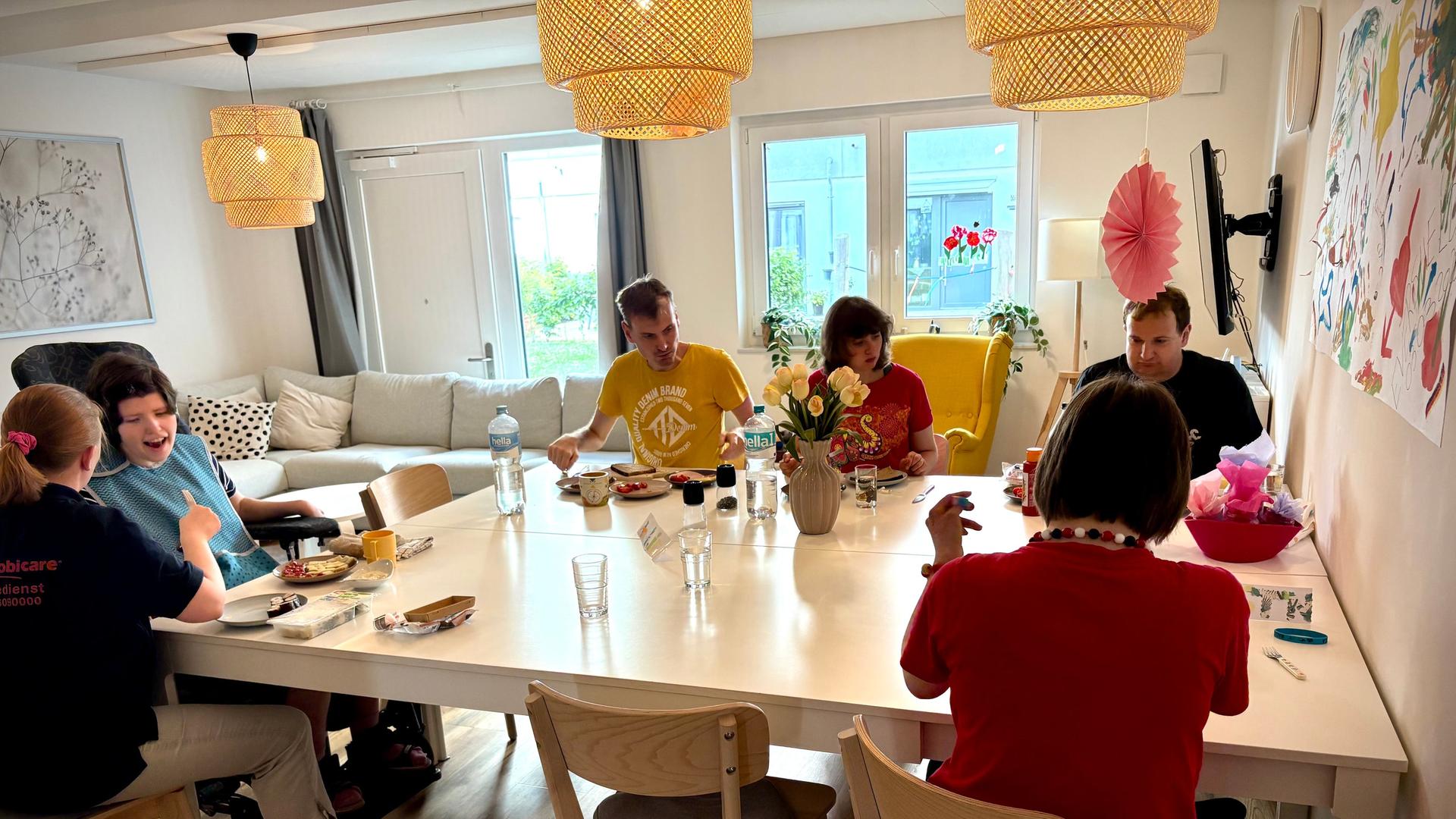 Bewohnerinnen und Bewohner der selbstbestimmten WG Evershelden sitzen am Tisch. | Meike Baars / NDR