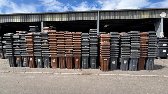 Eine Sammlung handgefertigter grauer und brauner Mülleimer