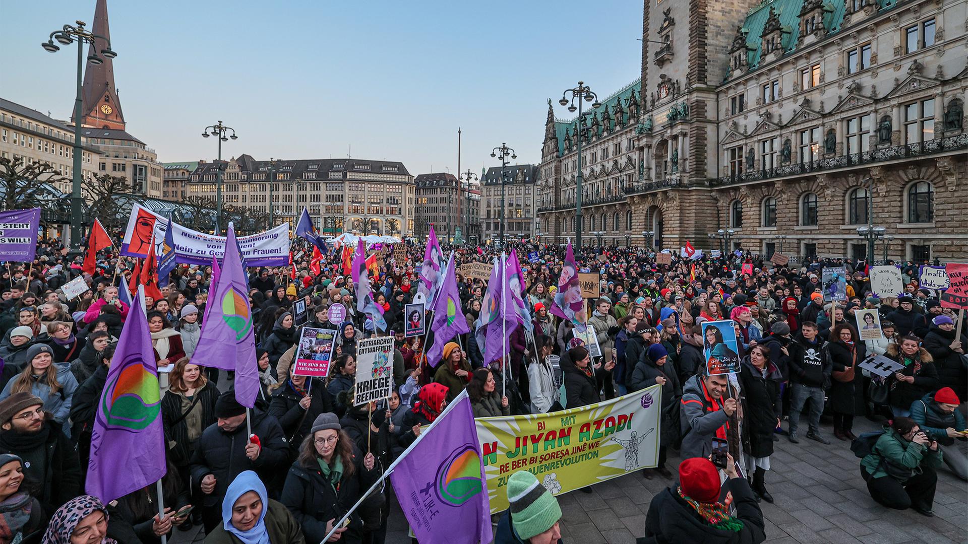 Frauentag in Hamburg: Tausende demonstrieren für Frauenrechte